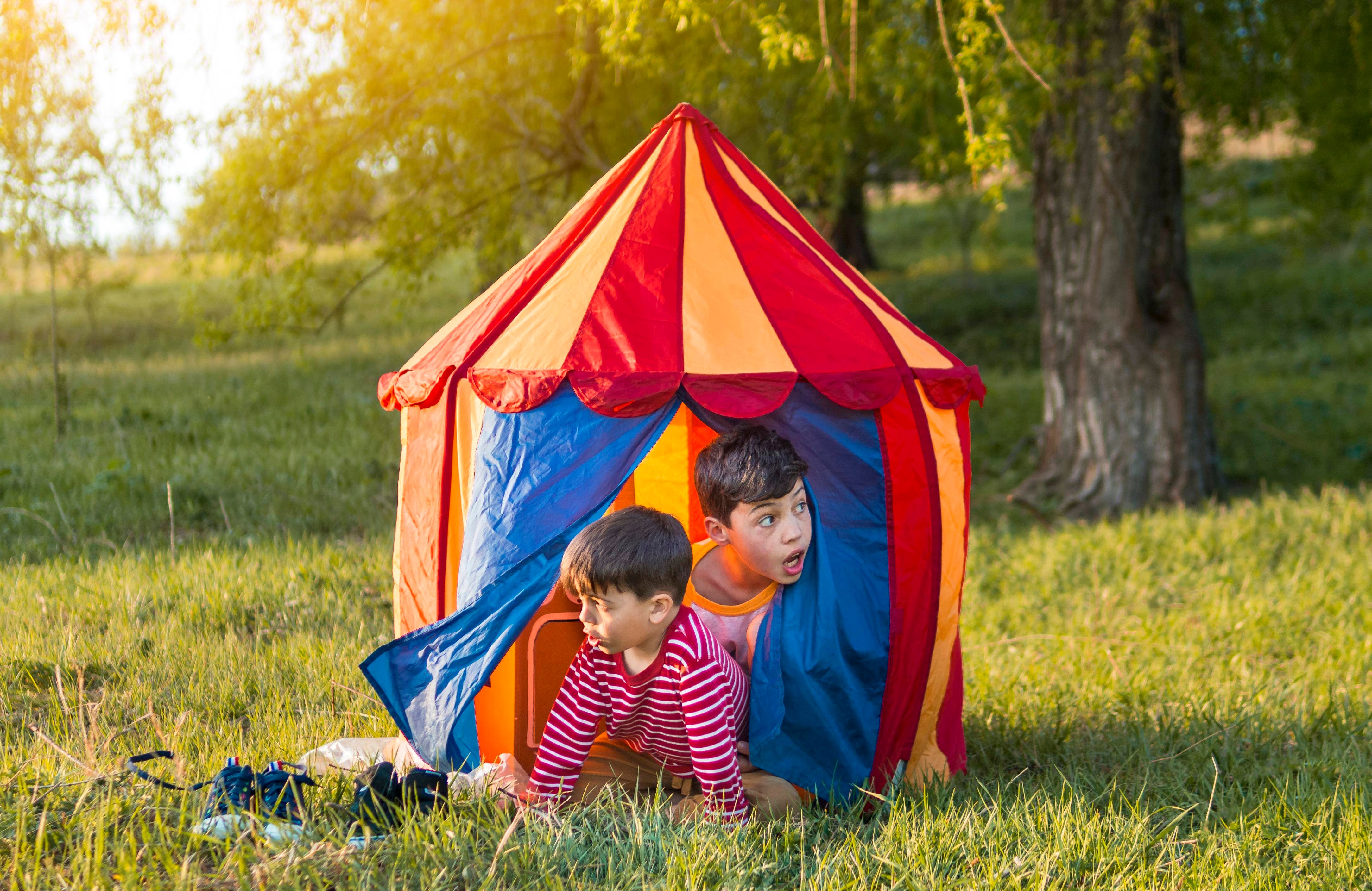 kids-tent-outdoors